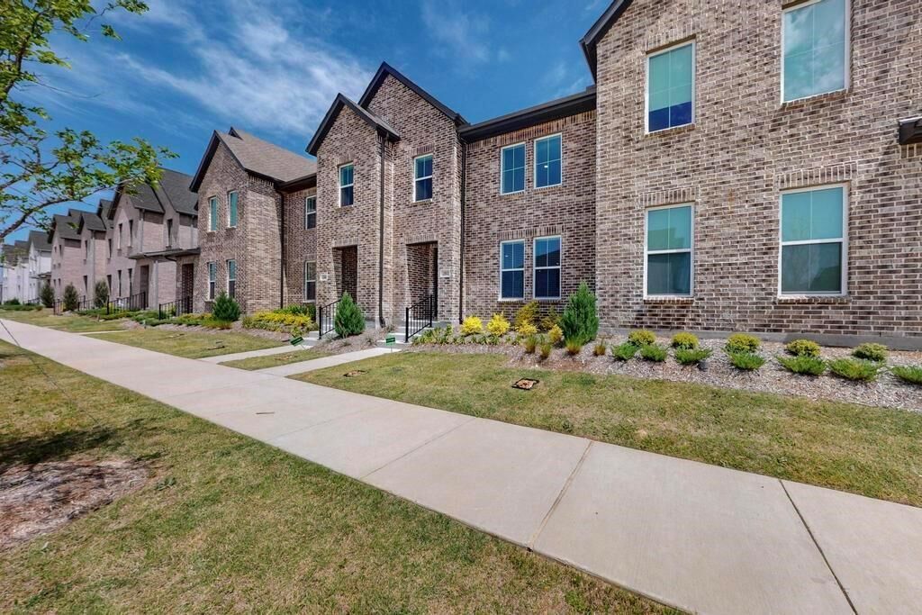 Property Photo:  2812 Bluejack Road  TX 75071 