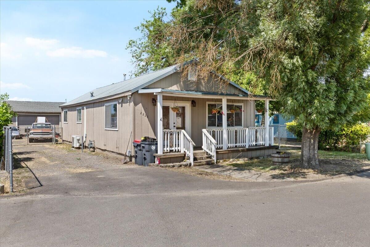 Property Photo:  2226 Meadows Lane  OR 97501 