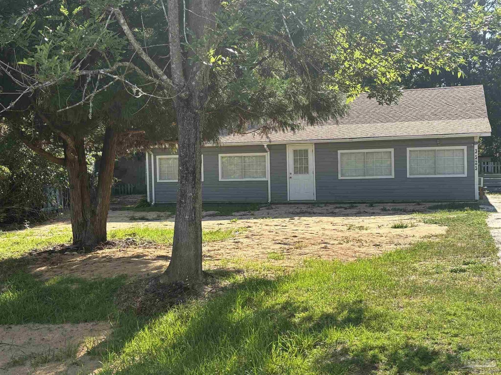Property Photo: 3525 Robinson Pt Rd FL 32583