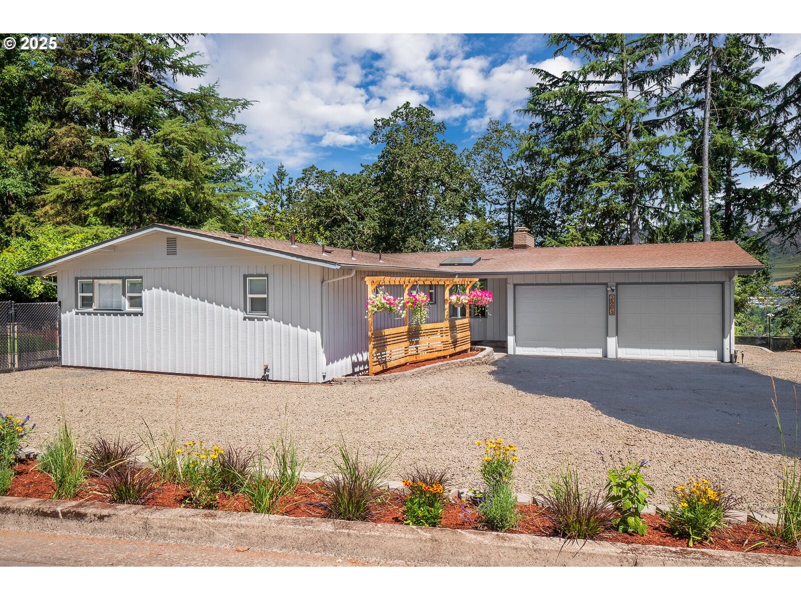 Property Photo:  2505 Highland Oaks Dr  OR 97405 