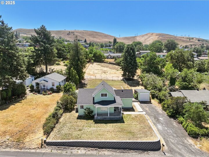 Property Photo: 2510 E 10th St OR 97058