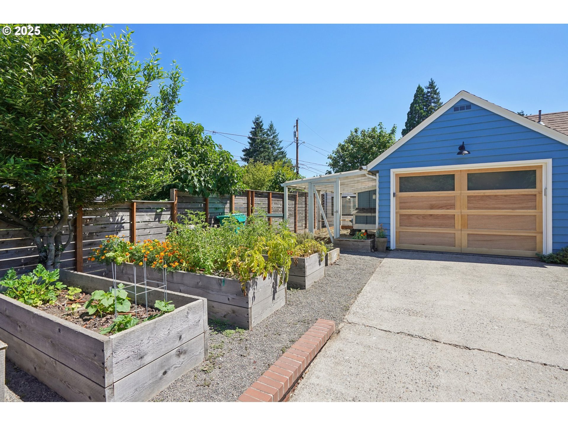 Property Photo: 1320 SE 80th Ave OR 97215