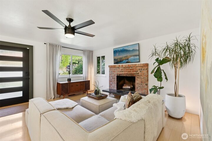 Property Photo:  3605  Earl Avenue  WA 98201 