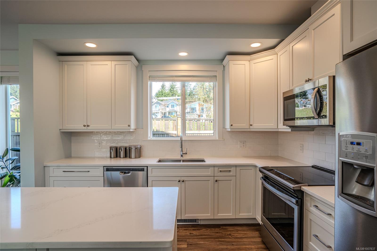 Property Photo: 182 Sunview Rd BC V9T 0M6