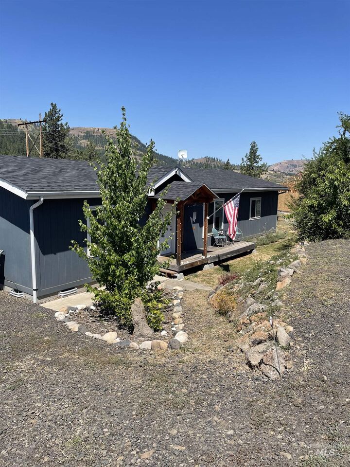 Property Photo: 820 Crest Drive ID 83536