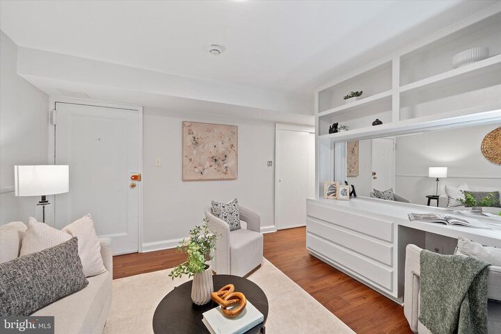 Property Photo: 1565 N Colonial Terrace 104-Z VA 22209