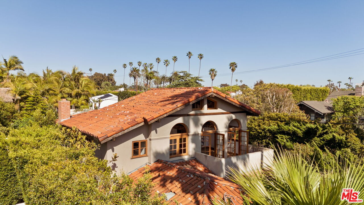 Property Photo:  615 4th St  CA 90402 