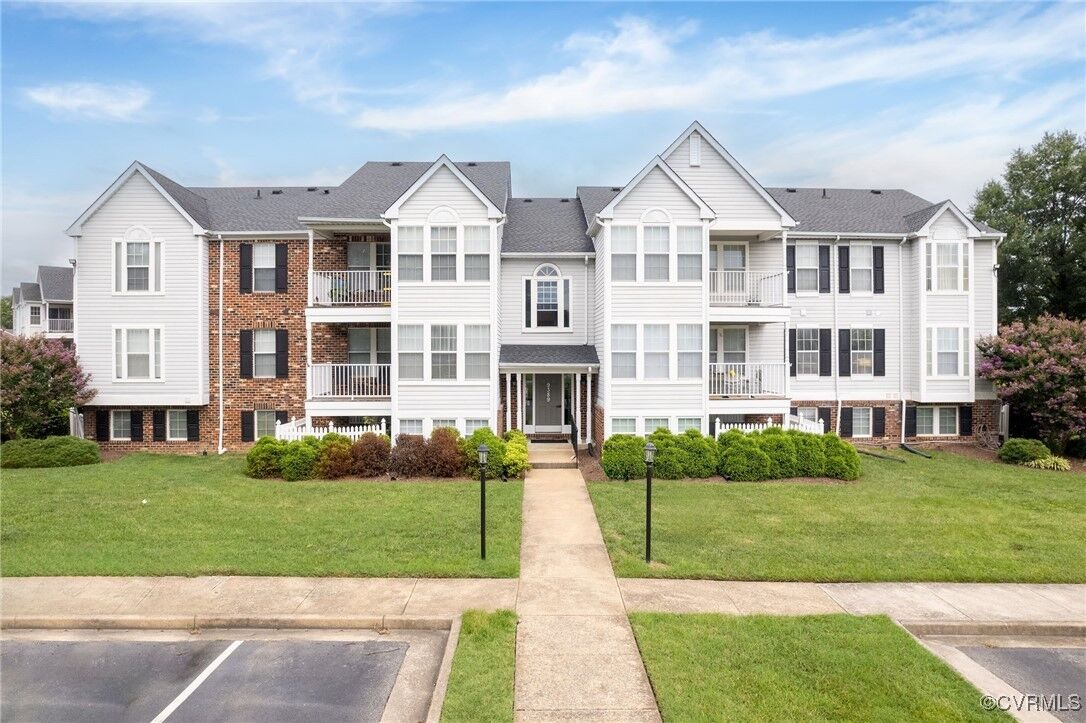Property Photo: 9389 Horse Castle Court 706 VA 23060
