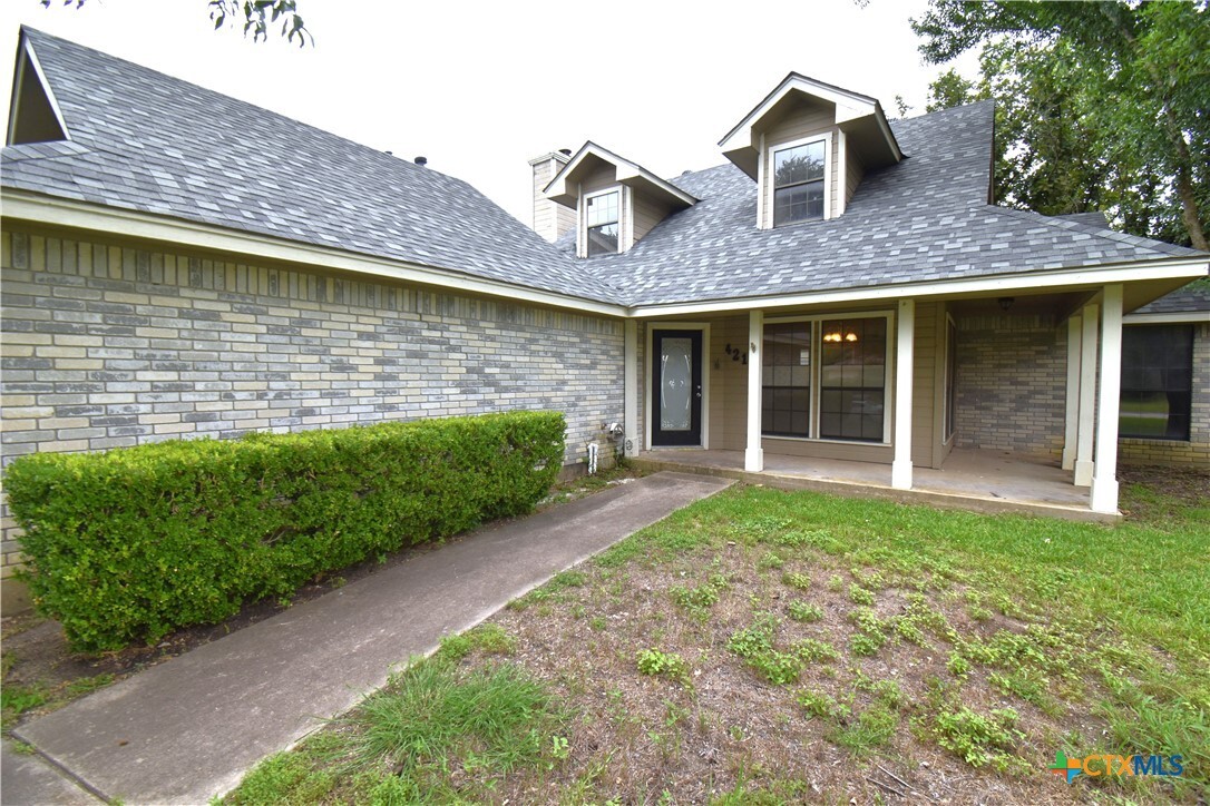 Property Photo: 421 E Upshaw Avenue TX 76501