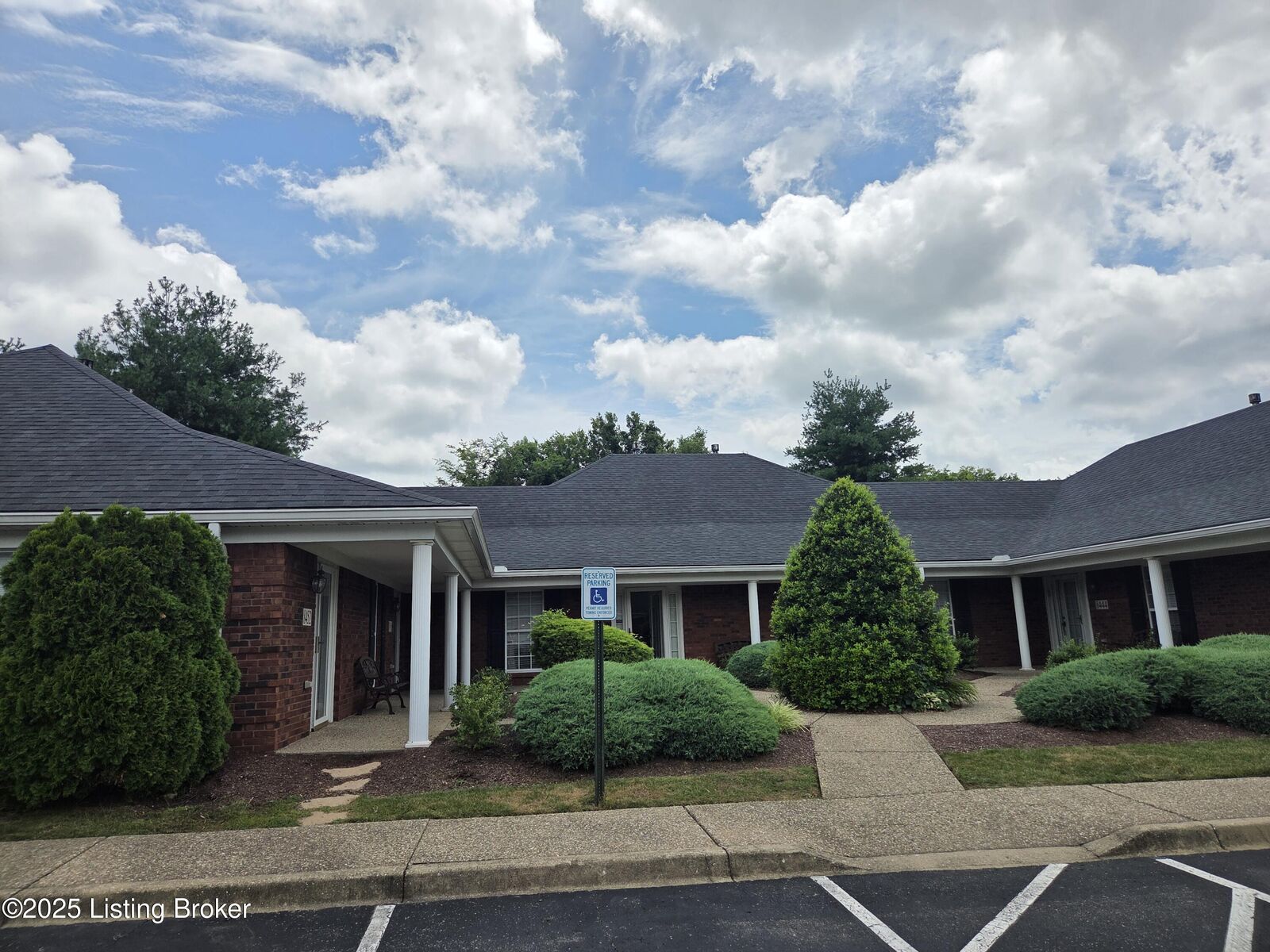 Property Photo: 8448 Aspen Glen Way KY 40228