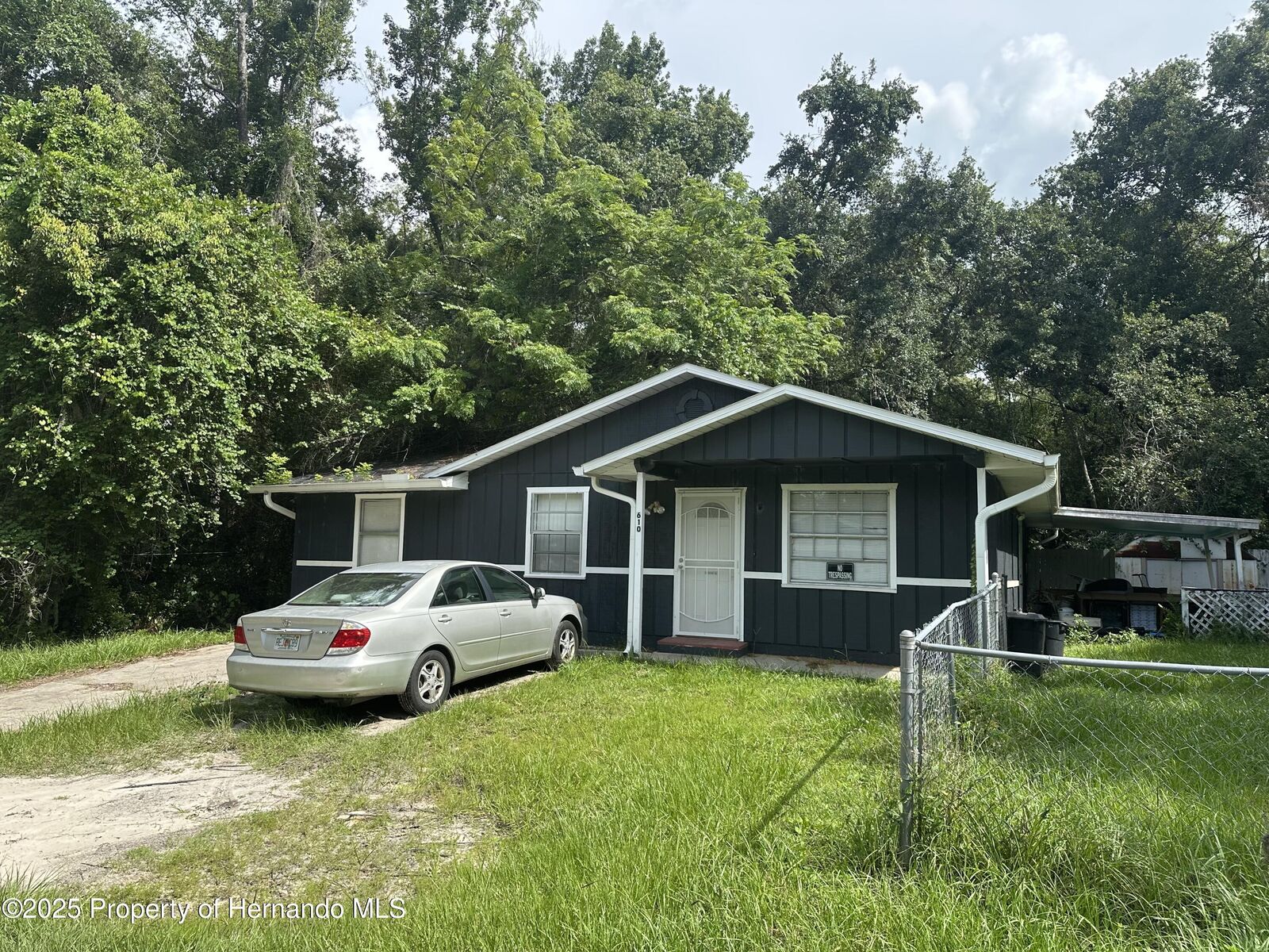 Property Photo:  610 Iris Street  FL 34601 