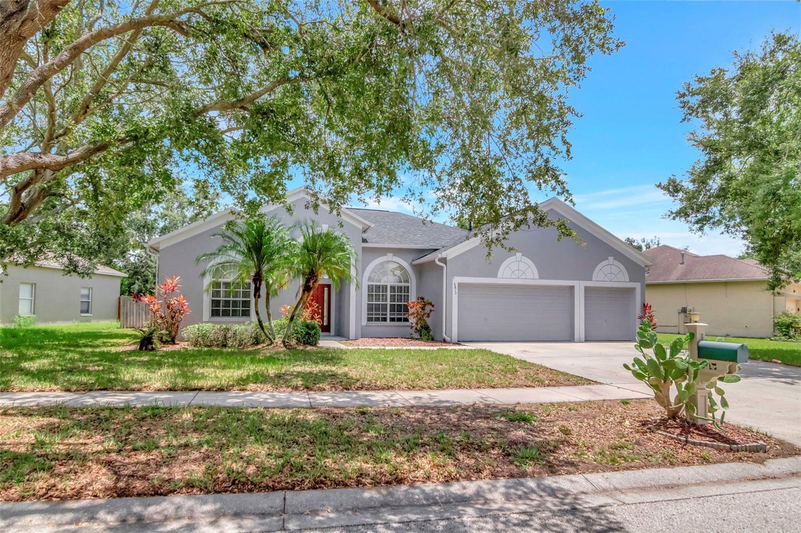 Property Photo: 6813 Regents Village Way FL 33572