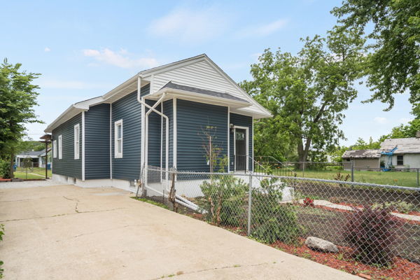 Property Photo: 821 N Rosewood Avenue IL 60901