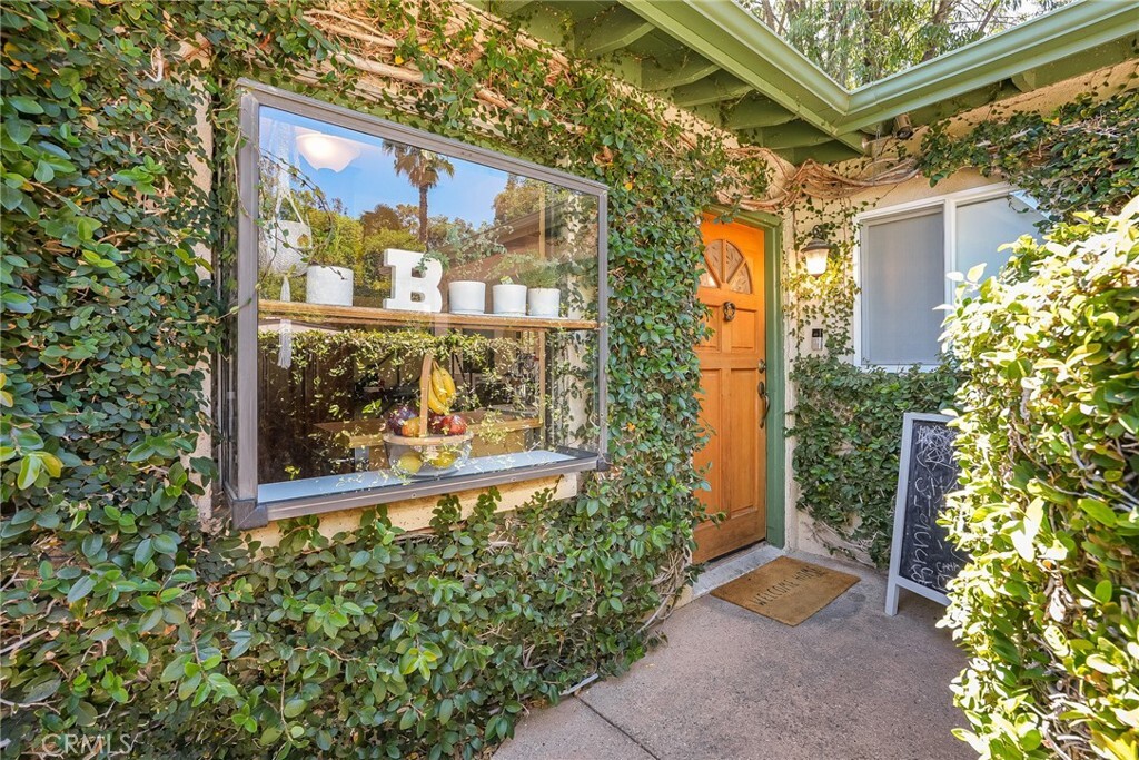 Property Photo:  22232 Buena Ventura St  CA 91364 