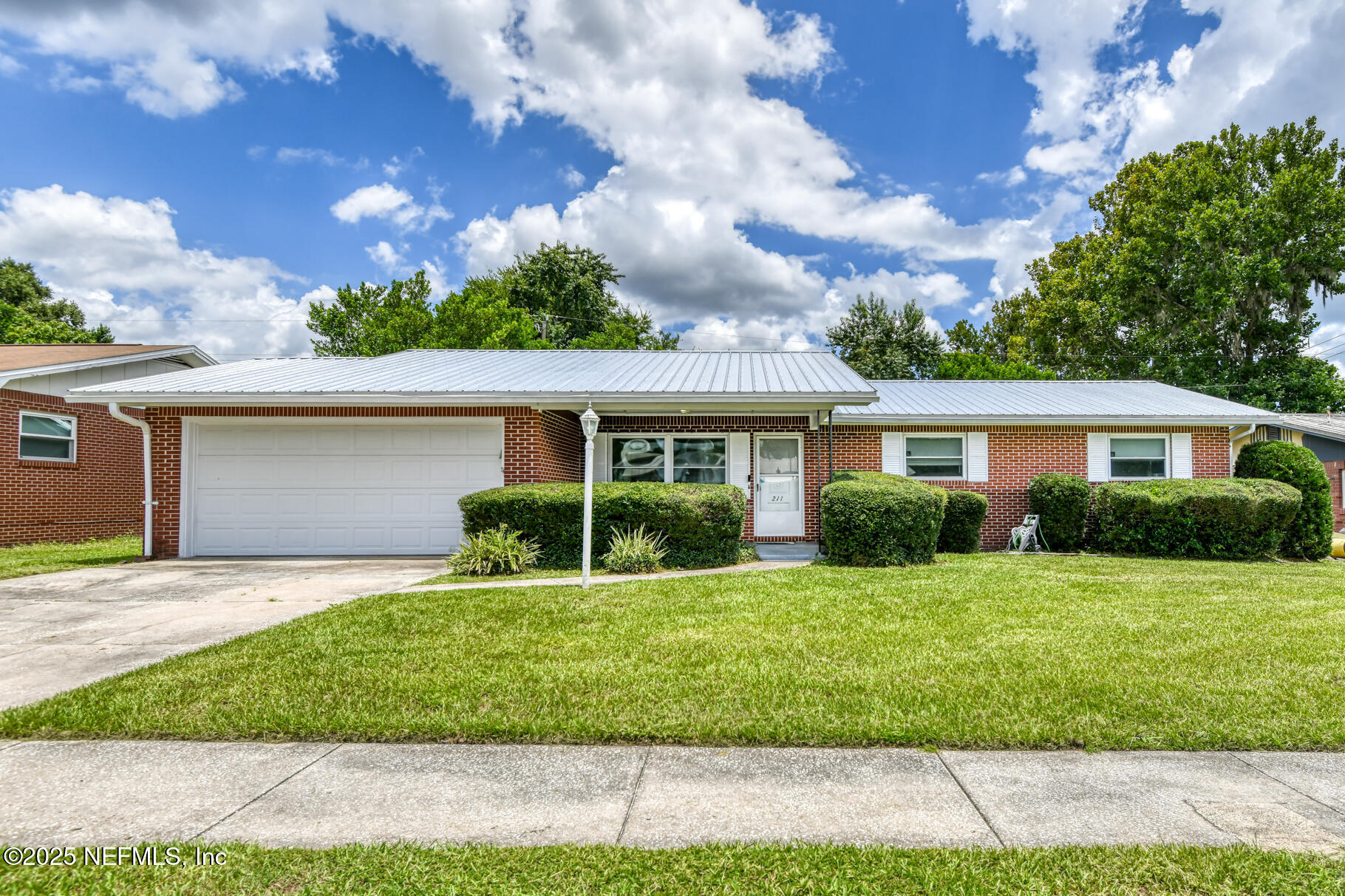 Property Photo: 211 Dogwood Lane FL 32177