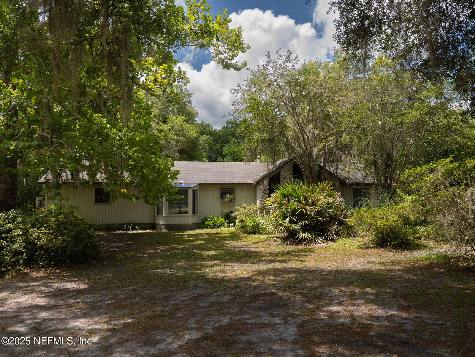 Property Photo:  20015 NE 45th Place  FL 32640 