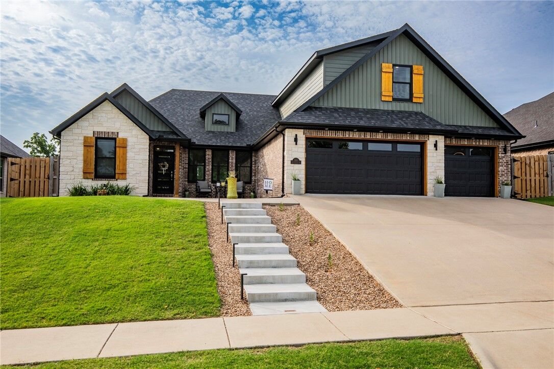 Property Photo:  1810 NE Chaucer Street  AR 72712 