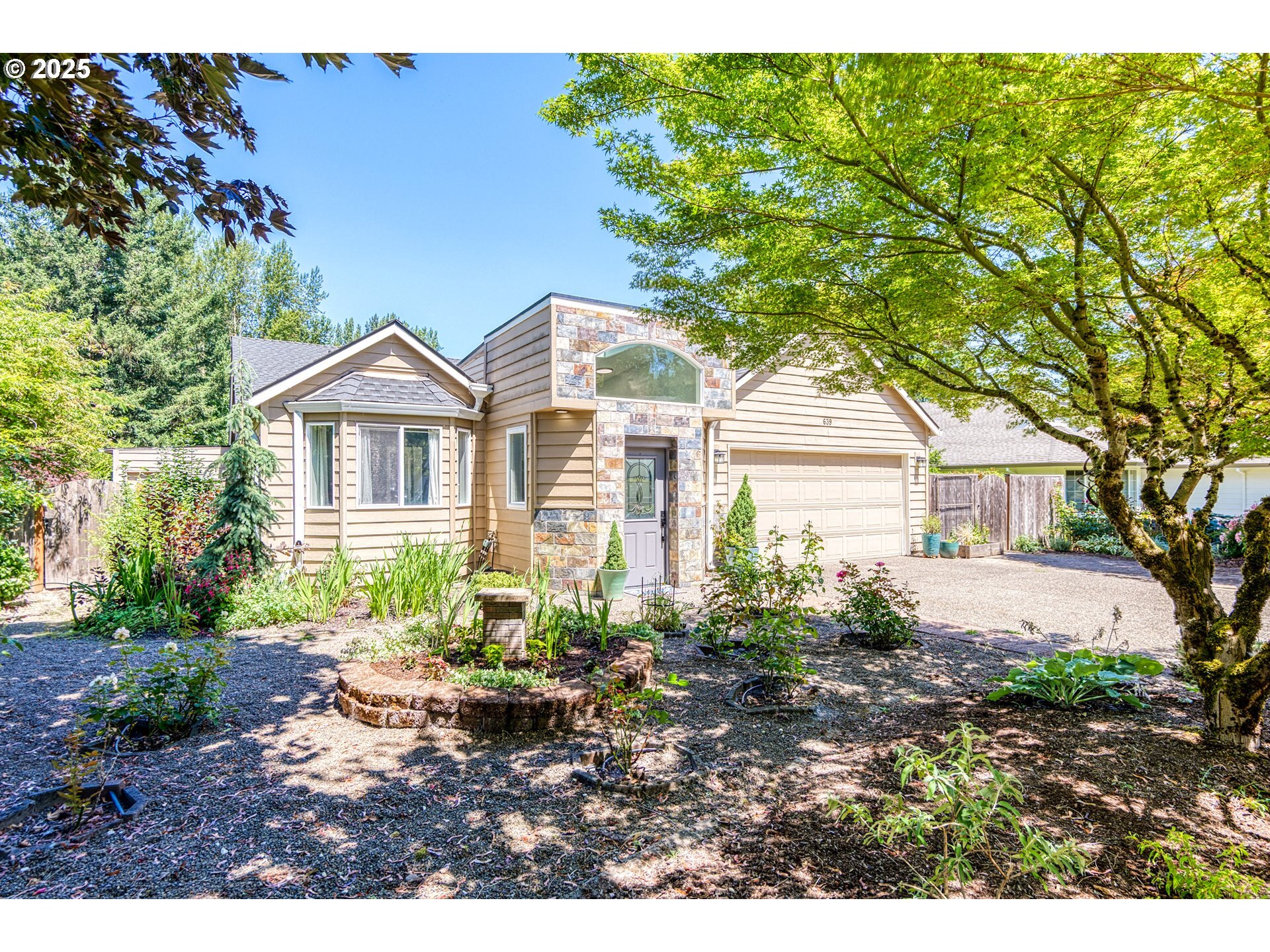 Property Photo:  639 NE Meadow Dr  OR 97211 
