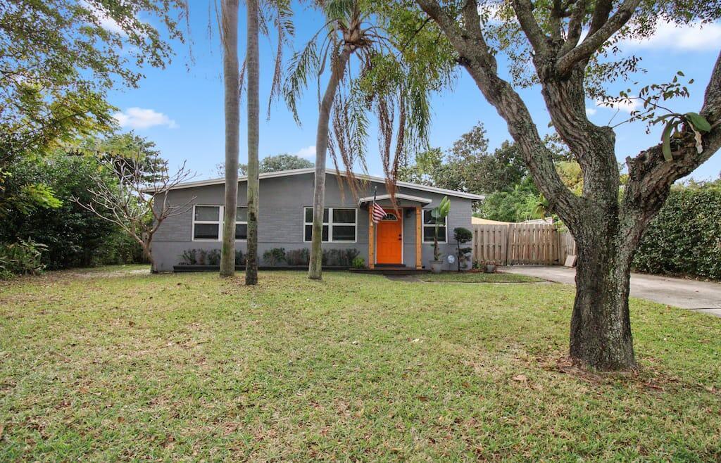 Property Photo:  140 SE 7th Avenue  FL 33435 