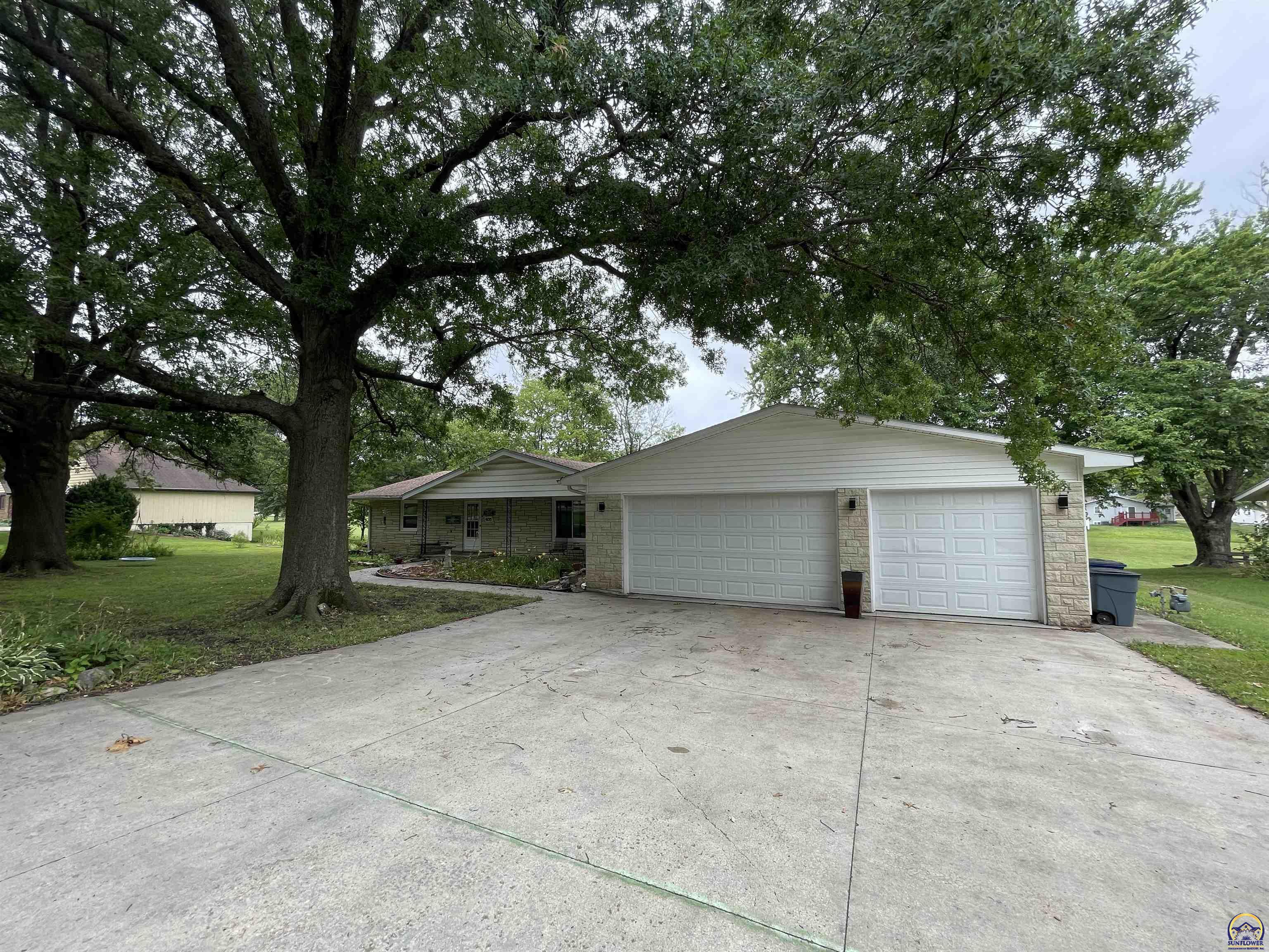 Property Photo:  605 Locust St  KS 66524 