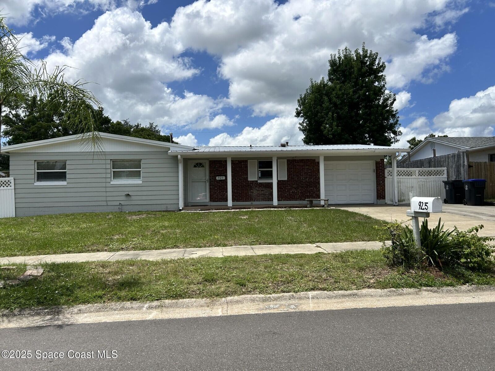 Property Photo:  925 Penny Drive  FL 32780 
