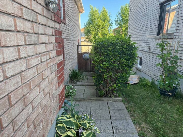 Photo de la propriété: 136 Nathan Crescent ON L4N 0S6