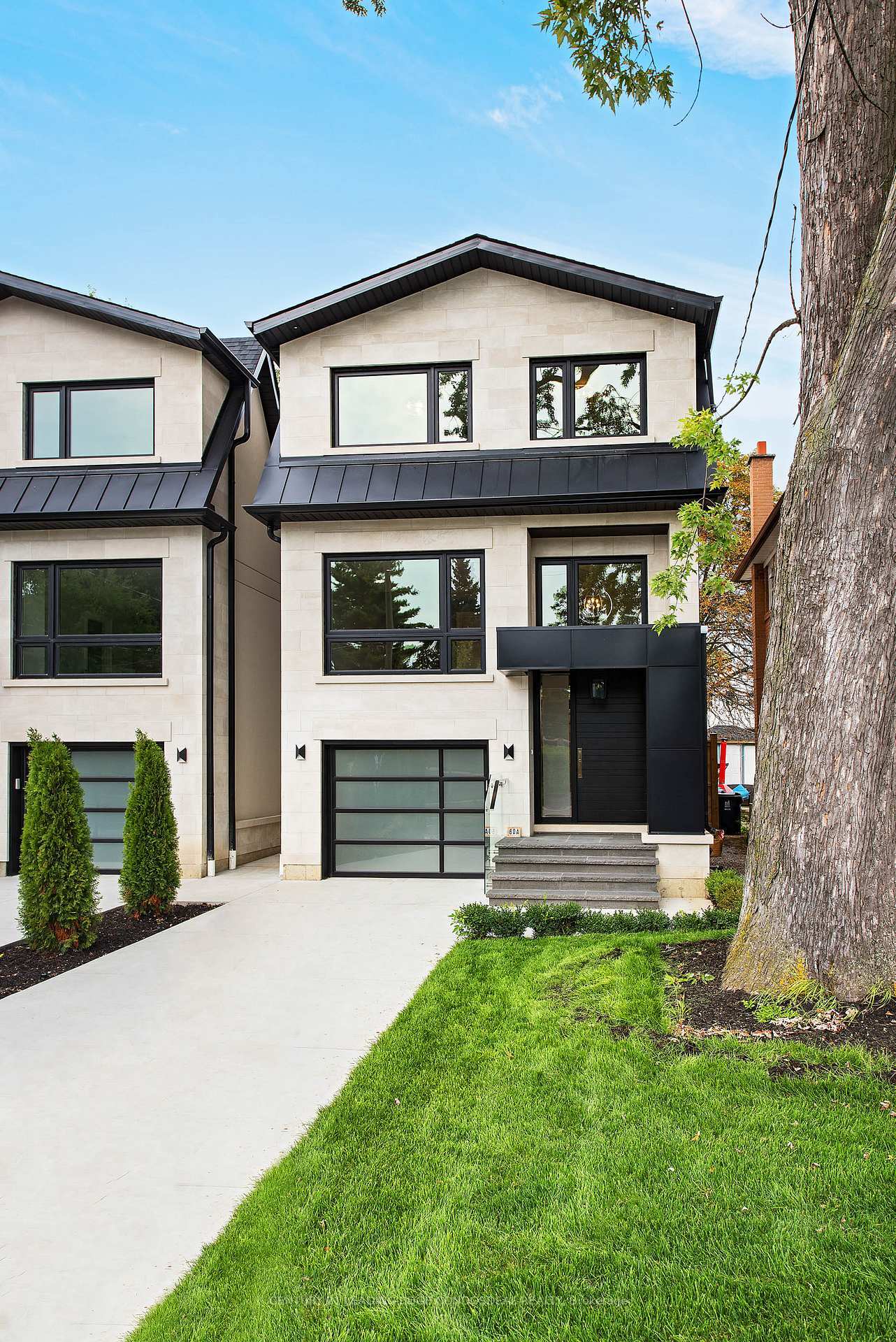 Photo de la propriété: 60A Burlingame Road ON M8W 1Y8