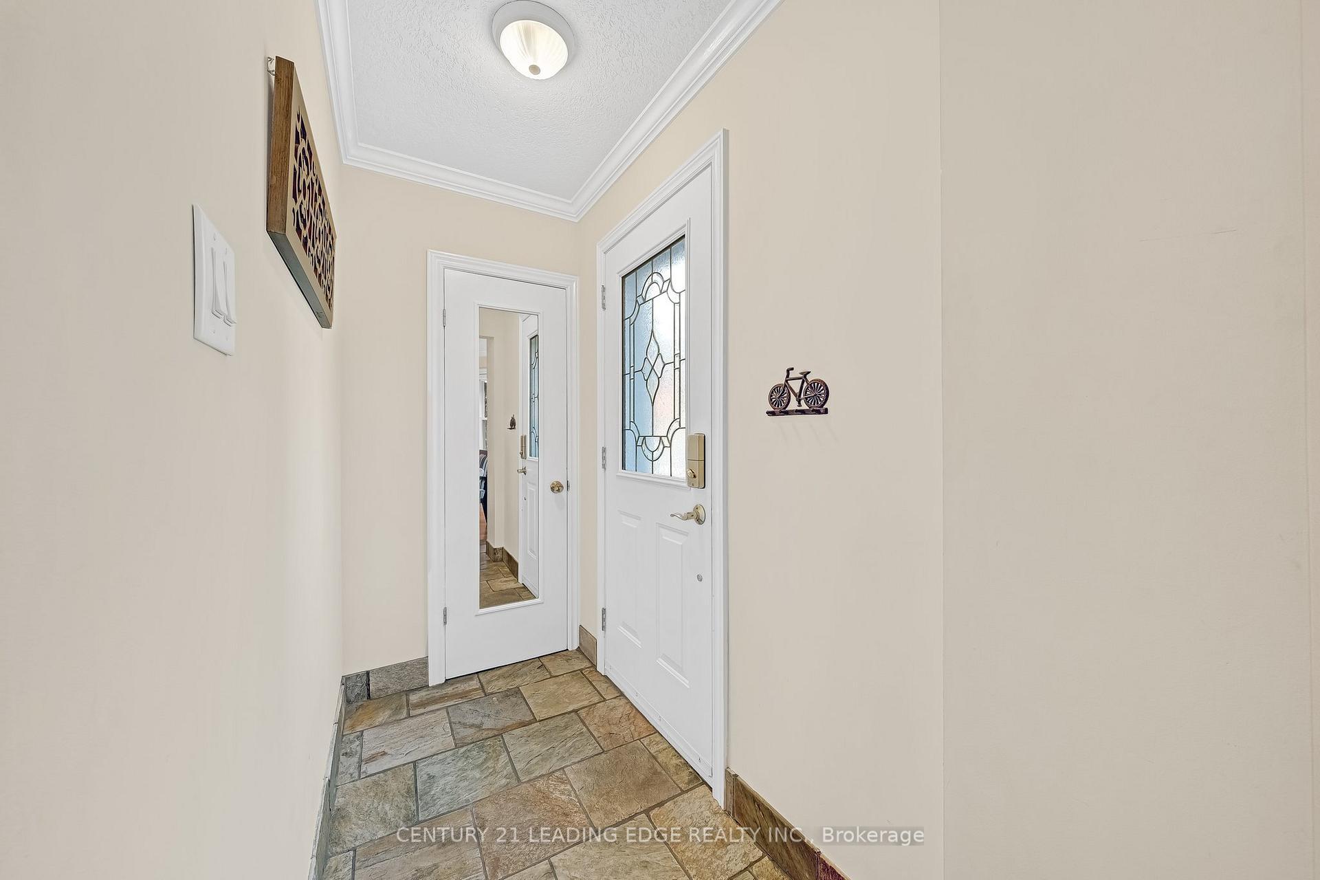 Photo de la propriété: 215 Wexford Avenue S ON L8K 2P1