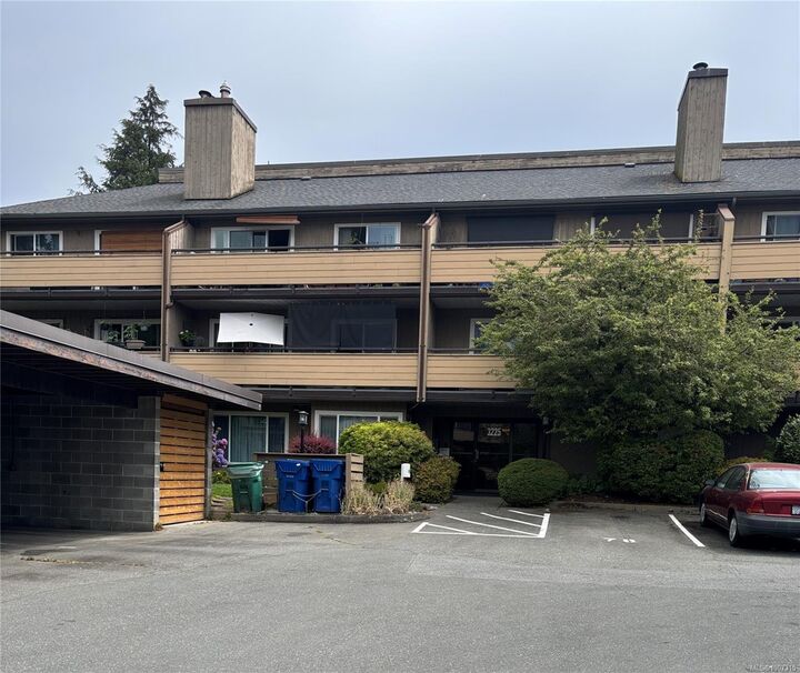 Property Photo:  3225 Alder St 308  BC V8X 1P3