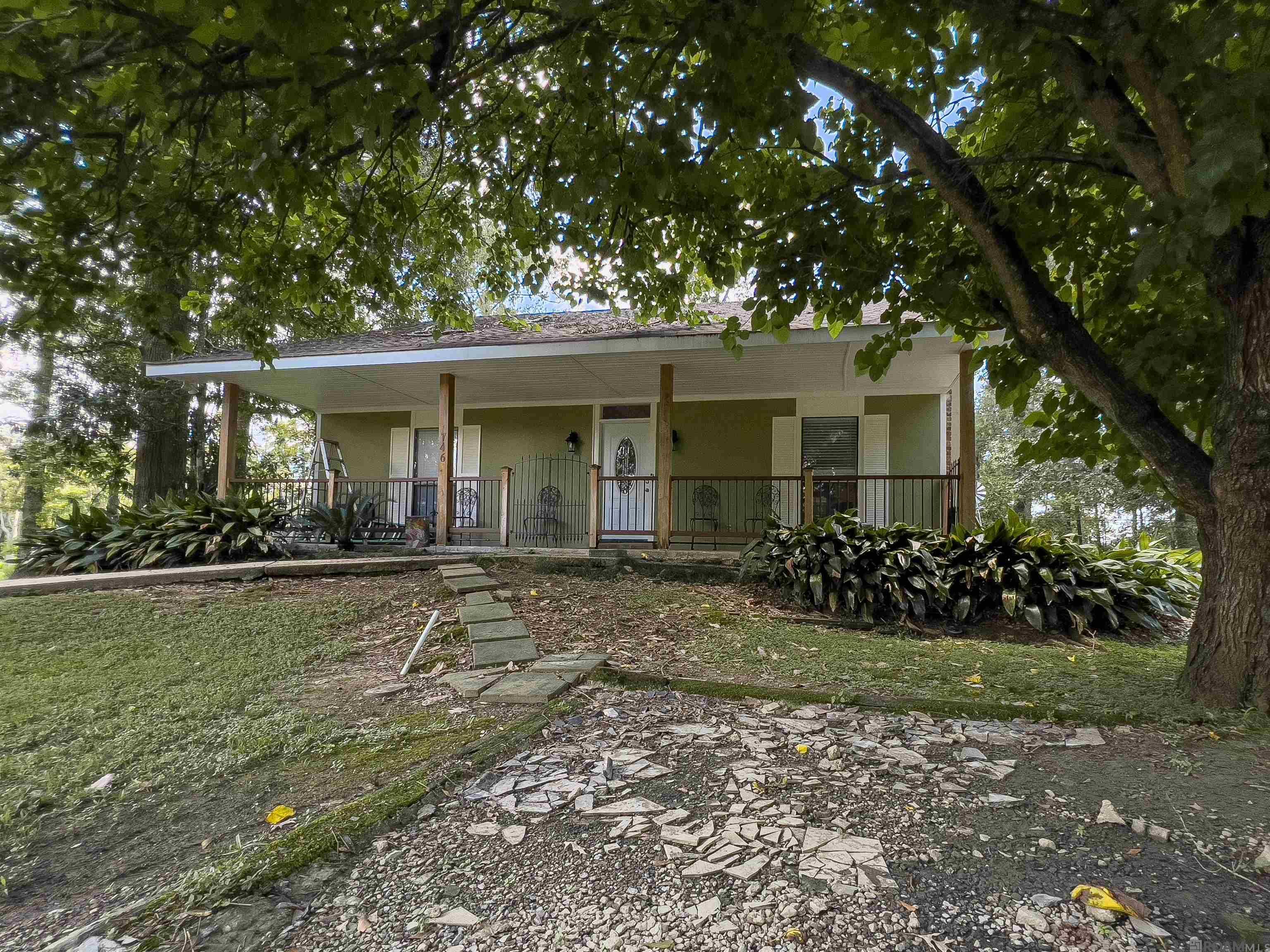 Property Photo: 746 Riverview Dr LA 70816