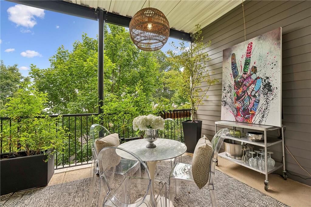 Property Photo: 812 Creek View Lane GA 30075