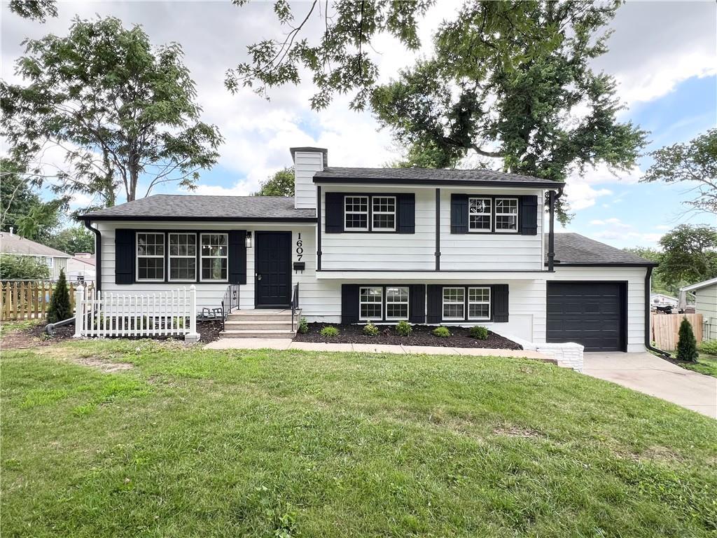 Property Photo: 1607 NE 61st Street MO 64118