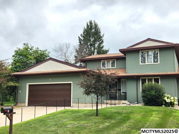 1 Asbury Ct  Mason City IA 50401 photo