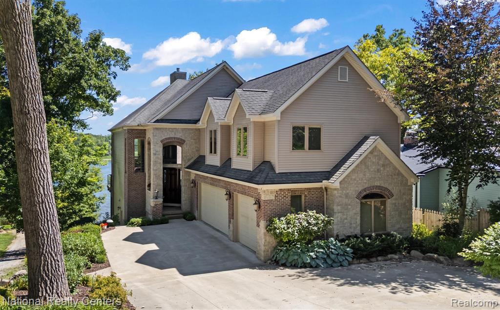 Property Photo: 5619 Lakeview Boulevard MI 48438 9654