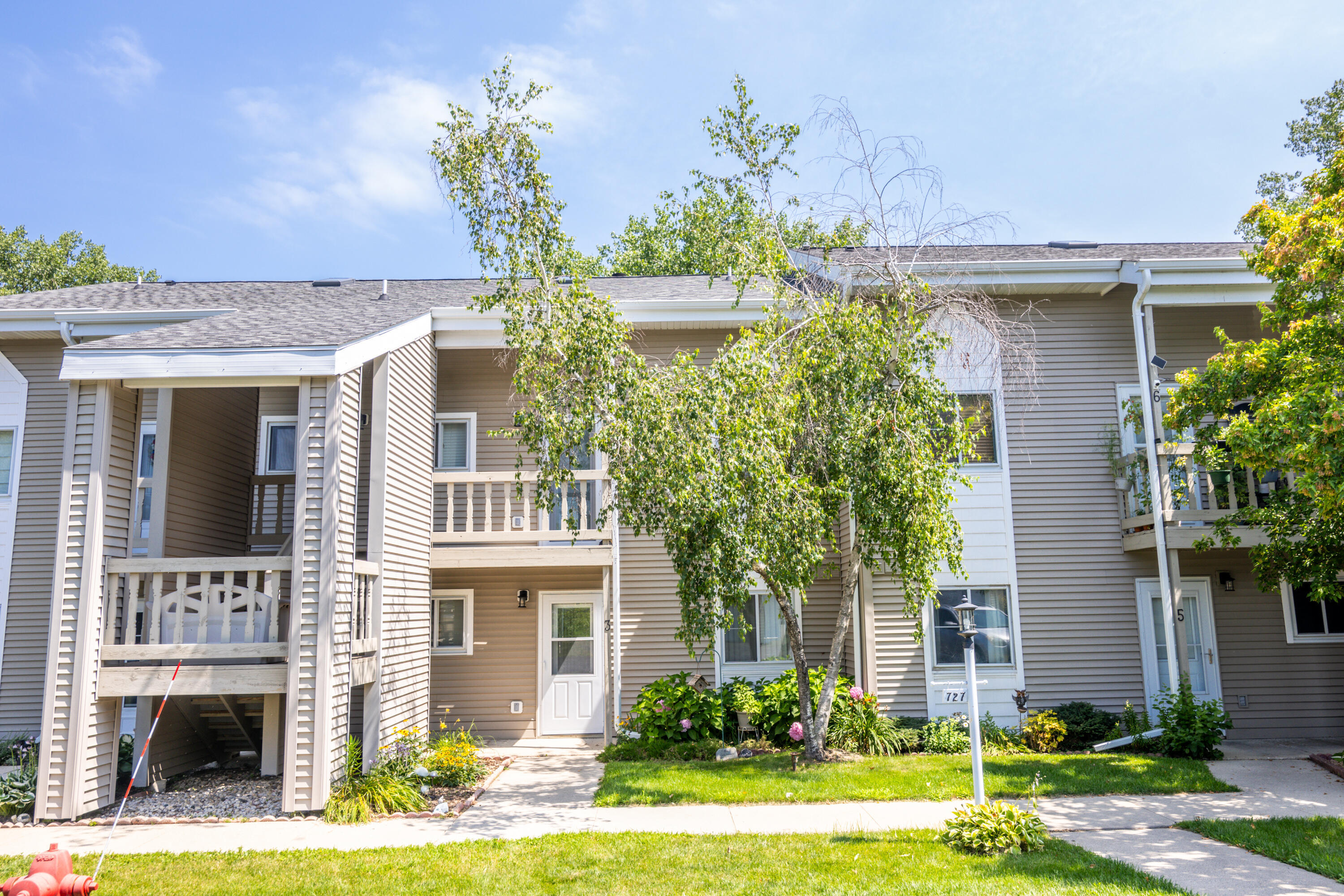 Property Photo: 727 E Lakeview Rd 4 WI 53034