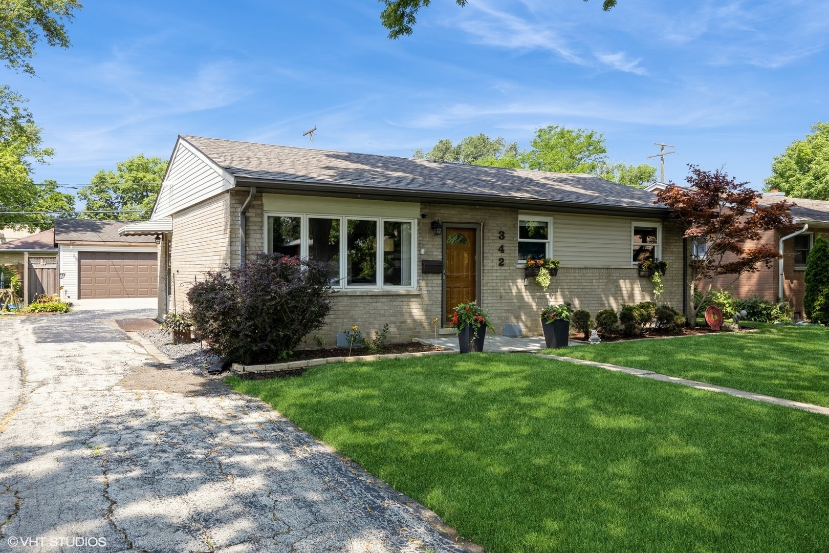 Property Photo:  342 Newberry Avenue  IL 60526 