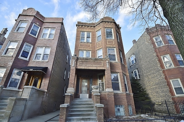 Property Photo: 2336 W Iowa Street 1F IL 60622