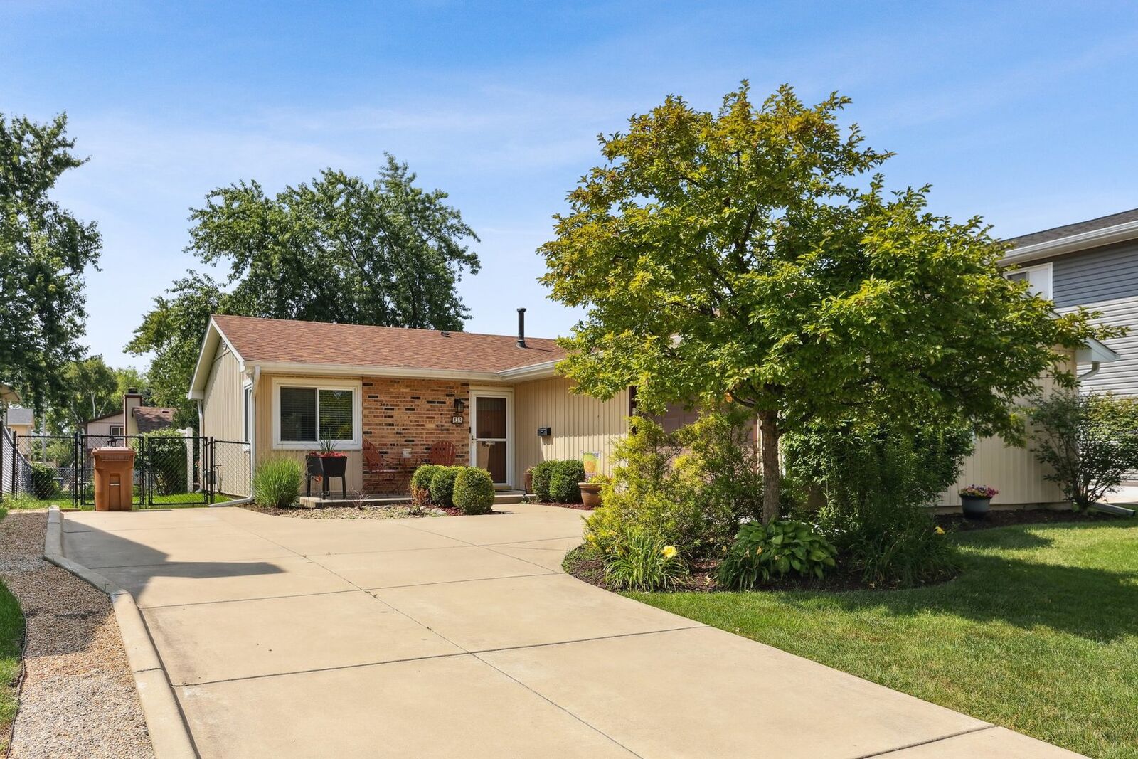 Property Photo:  43 W Wrightwood Avenue  IL 60139 