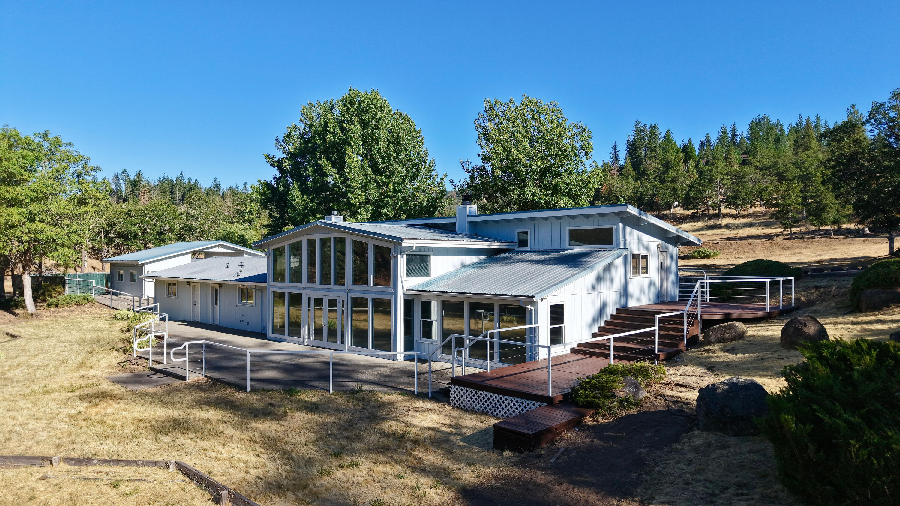 Property Photo: 461 Sawyer Road OR 97539
