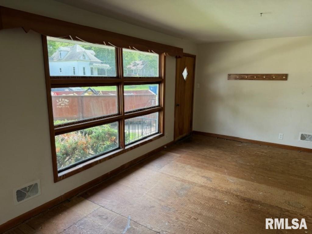 Property Photo: 209 S Lincoln Street IL 61570