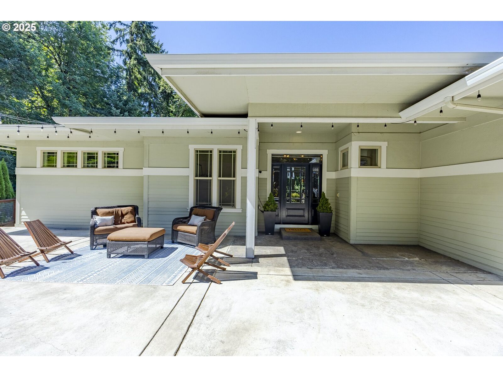 Property Photo:  1848 E 43rd Ave  OR 97405 