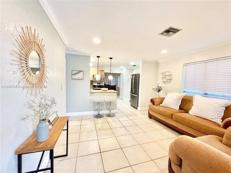 Property Photo:  1010 N 31st Ct  FL 33021 