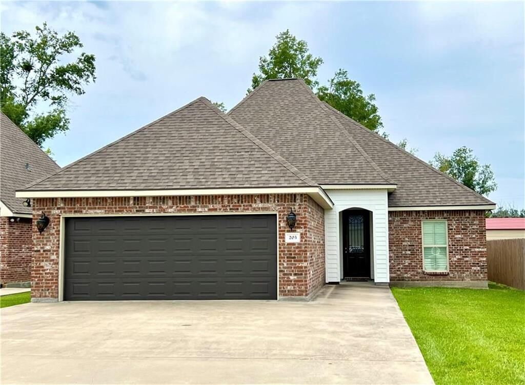 Property Photo: 203 Oakwood Place LA 70605