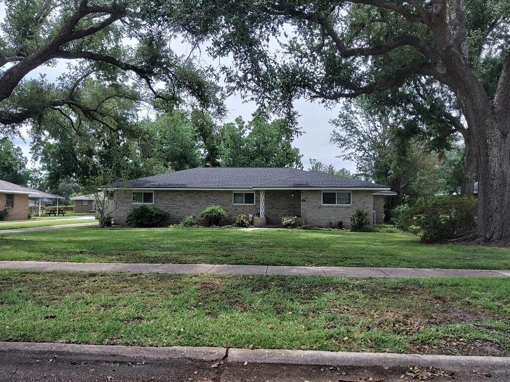Property Photo:  501 W Oak Lane W  LA 70605 