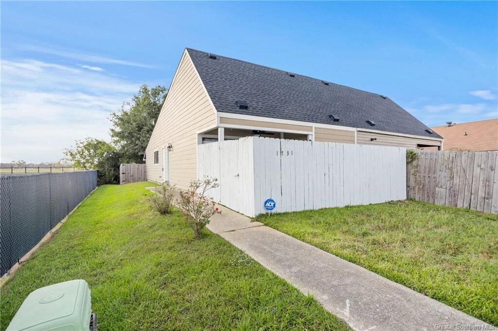 Property Photo: 1731 Fox Run Drive LA 70605