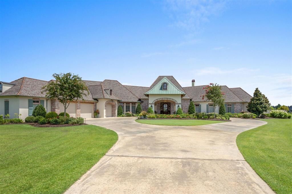 Property Photo: 6129 E Myrtle Bay Drive E LA 70605