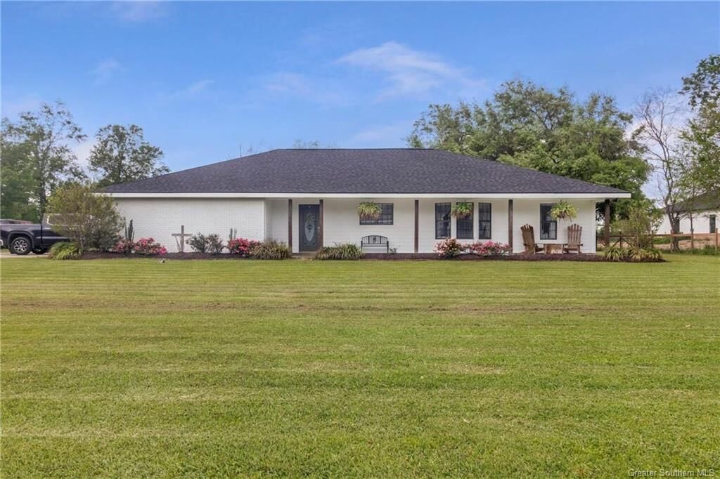Property Photo:  2814 E Tank Farm Road E  LA 70607 