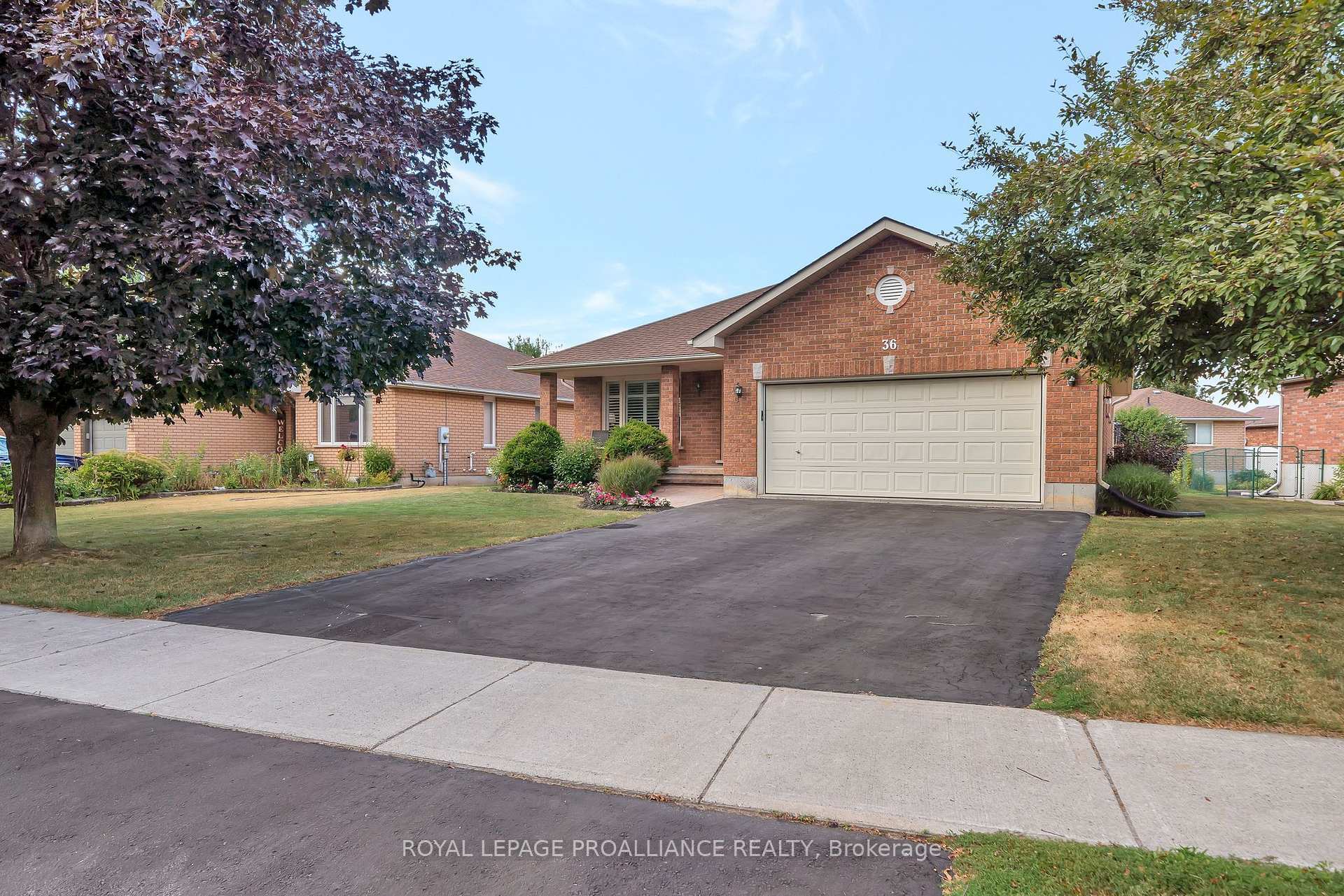 Property Photo: 36 Oak Ridge Boulevard ON K8N 5W1