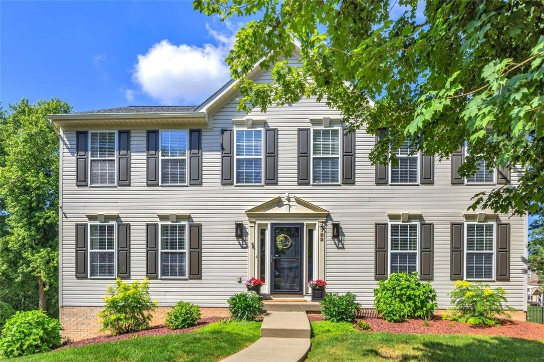 Property Photo:  702 Williamsburg Ct  PA 16066 