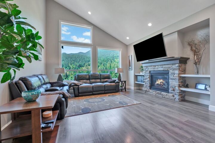 Property Photo:  1911 Woodside Boulevard 4  BC V0M 1A1 